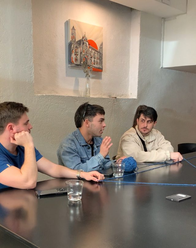 Alumnos de Kingual charlando en un encuentro presencial